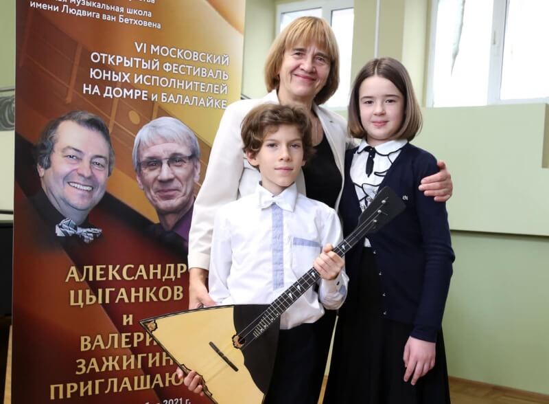 Выставка музыкальных инструментов на VI открытом фестивале юных исполнителей на балалайке и домре