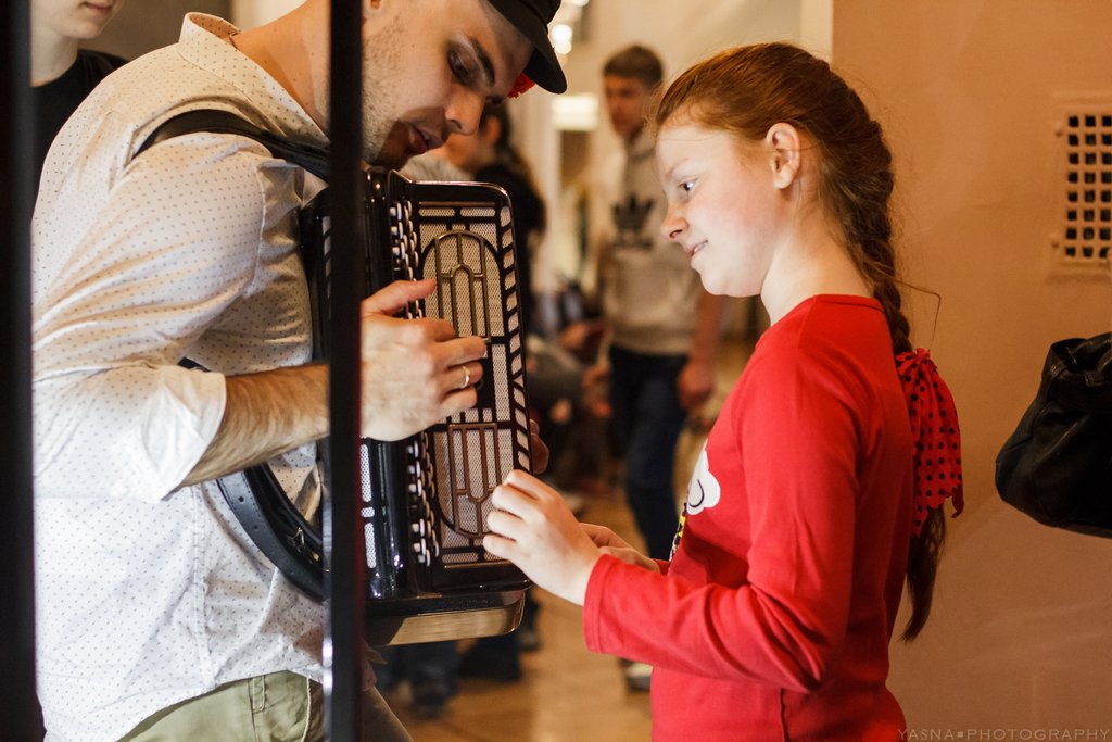 15 городов России познакомились с отечественными музыкальными инструментами в рамках театрального тура Дмитрия Маликова