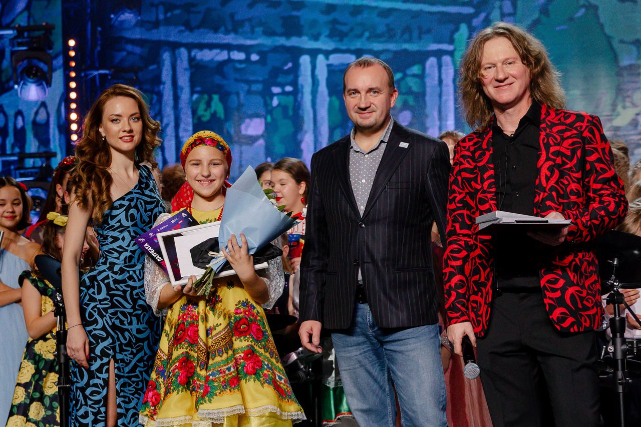 Победительница Международного конкурса «МиР» София Земскова стала обладательницей цифровой радиосистемы от «Октавы ДМ»