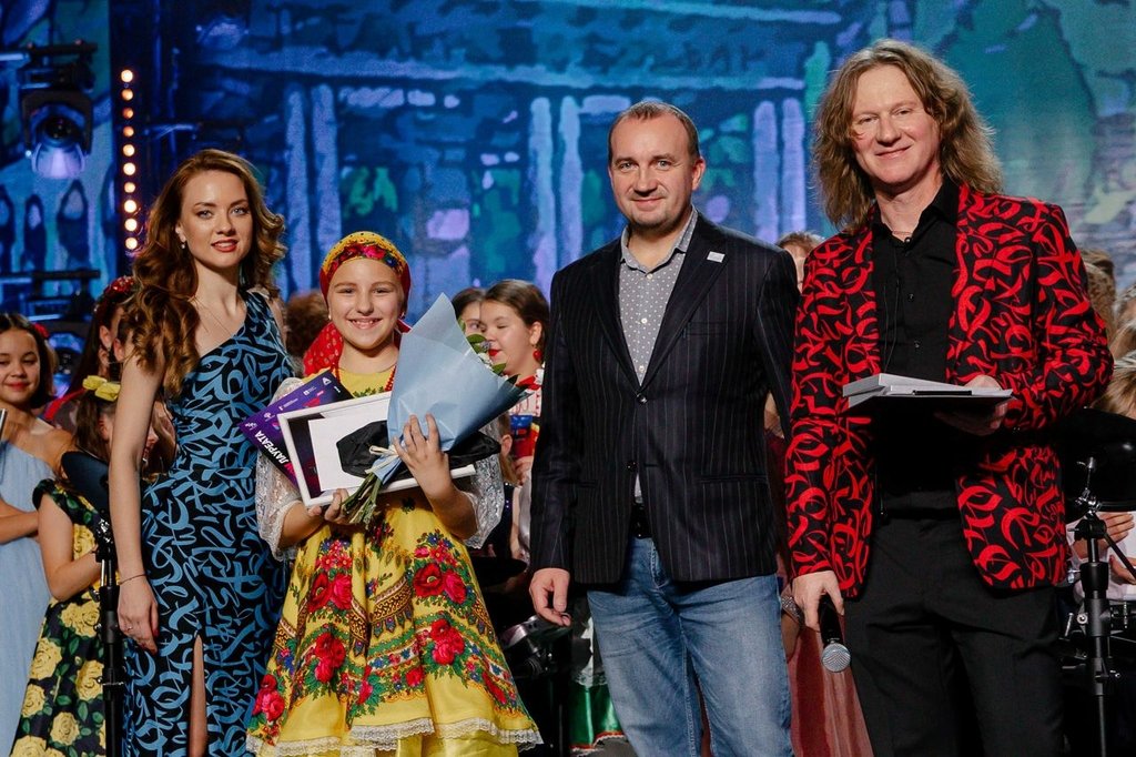 Победительница Международного конкурса «МиР» София Земскова стала обладательницей цифровой радиосистемы от «Октавы ДМ»