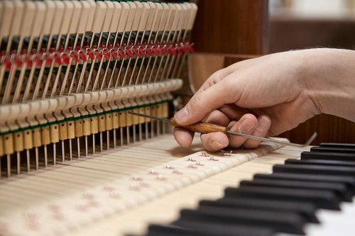Госучреждениям могут запретить закупать китайские пианино