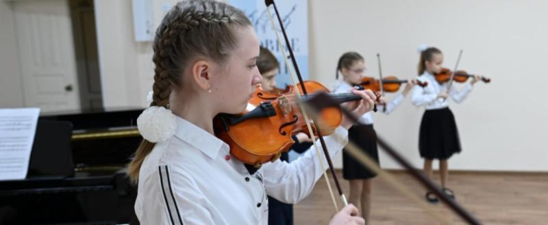На Ямале зазвучат скрипки, виолончели, балалайки и саксофоны от отечественных производителей